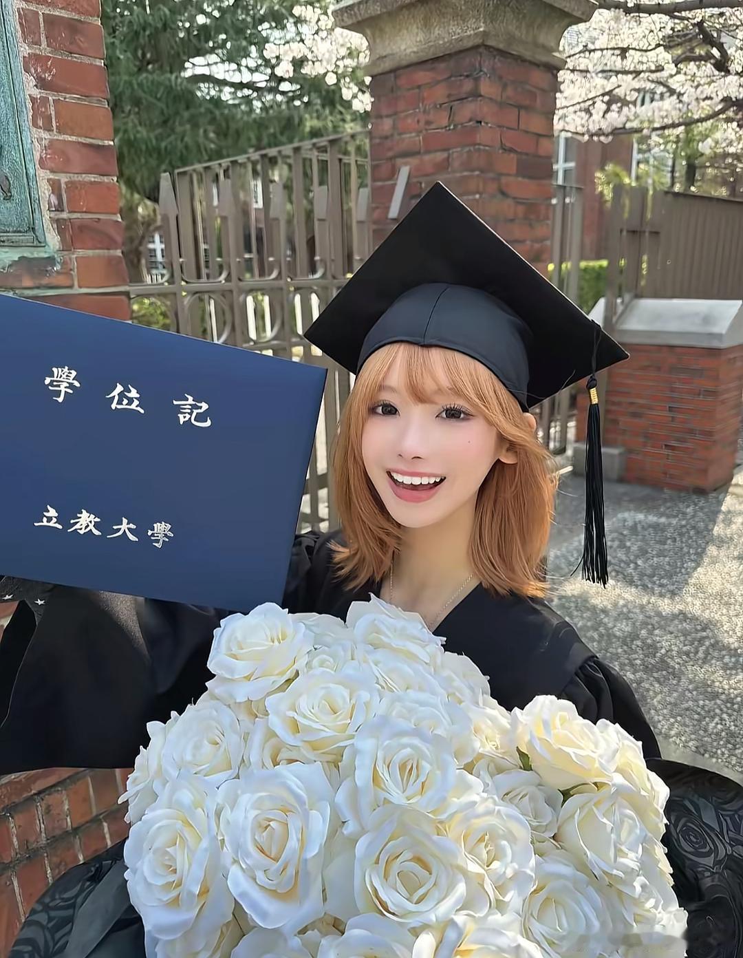 知道这束花来历之后 看到这张毕业照更难受了我的天啊，真花不让送之后居然又做假花送