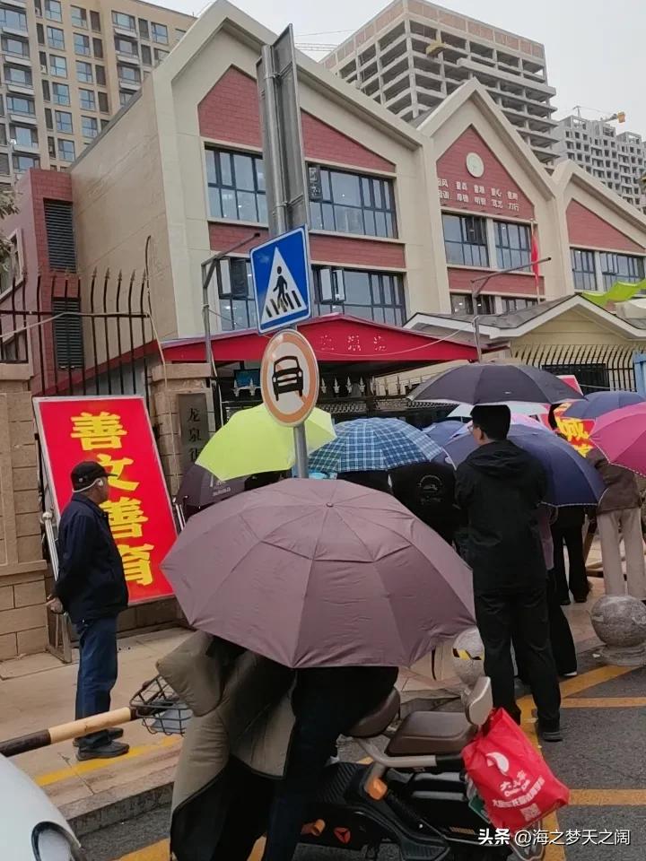 今天下午的接娃又碰到了下雨天，这个秋季还真的是天气变化太快，原来几天就像是夏天，