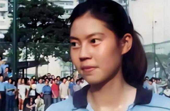 🌙1982年，中国网球界发生了一件震动全国的事，当时年仅19岁的网球运动员胡娜