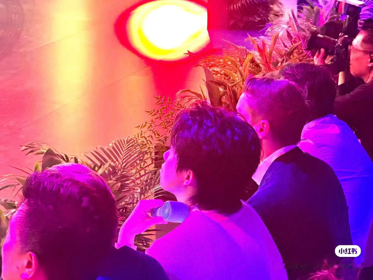 王楚钦捐赠物资支援广西灾区尽显少年担当[赞]！
今天晚上，王楚钦参加奔驰公司的活