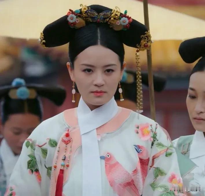 很多人不明白，阿箬的父亲是淮阴知县，她怎么做了如懿的侍女。
其实这是清代的规矩，