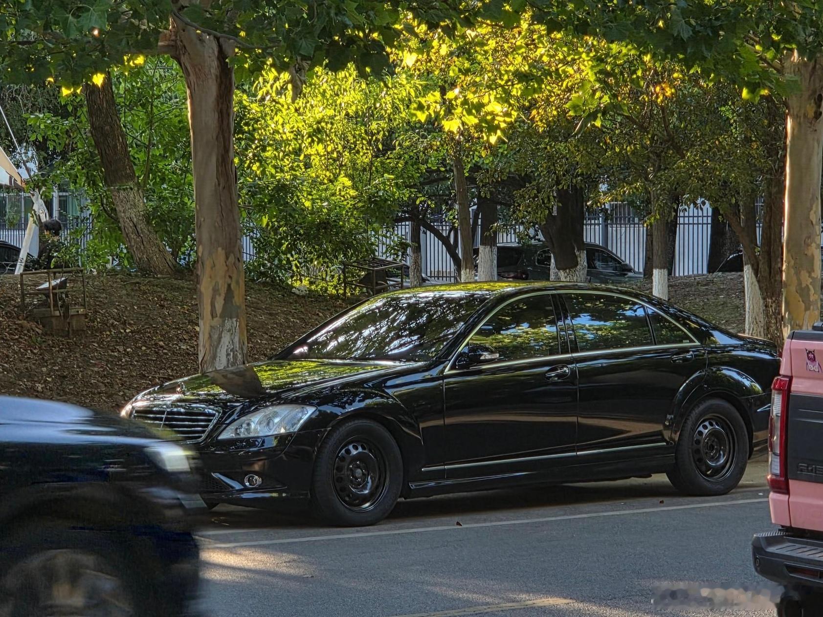 W221装上这铁轮圈居然还有点像便衣警车