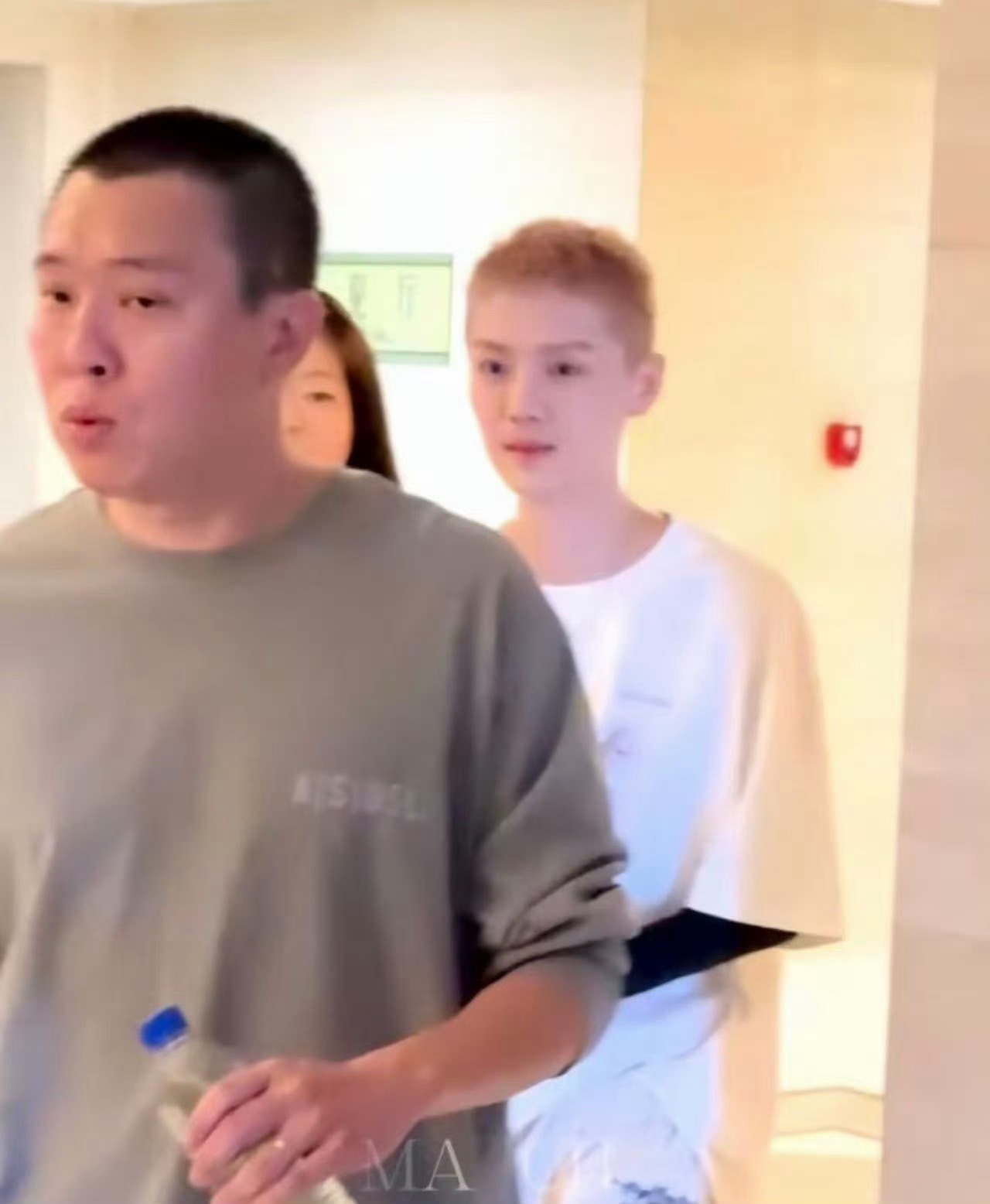 鹿晗头很圆啊鹿晗寸头小黄毛 鹿晗剪了寸头后，意外澄清了不是扁头，这脑袋明明很圆。