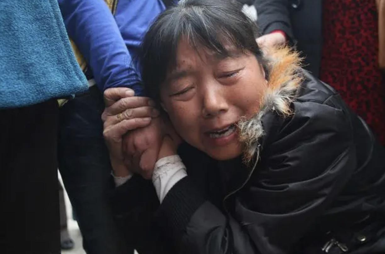昨天我儿子儿媳吵得特别凶，后来儿子去喝酒，半夜肚子疼，脸色苍白，站都站不起来，儿