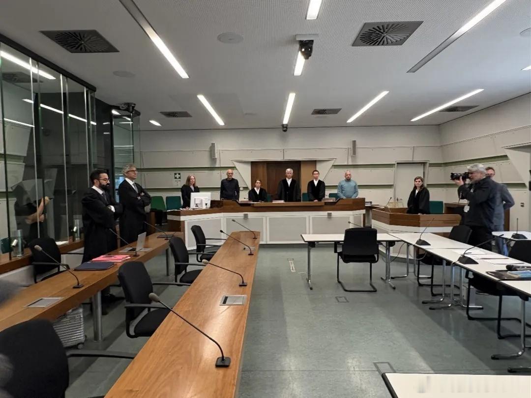 邵之霆有没有漏罪？网友分析很可能他还参与了多起发生在国内的轮奸。因为国内迷奸圈讲