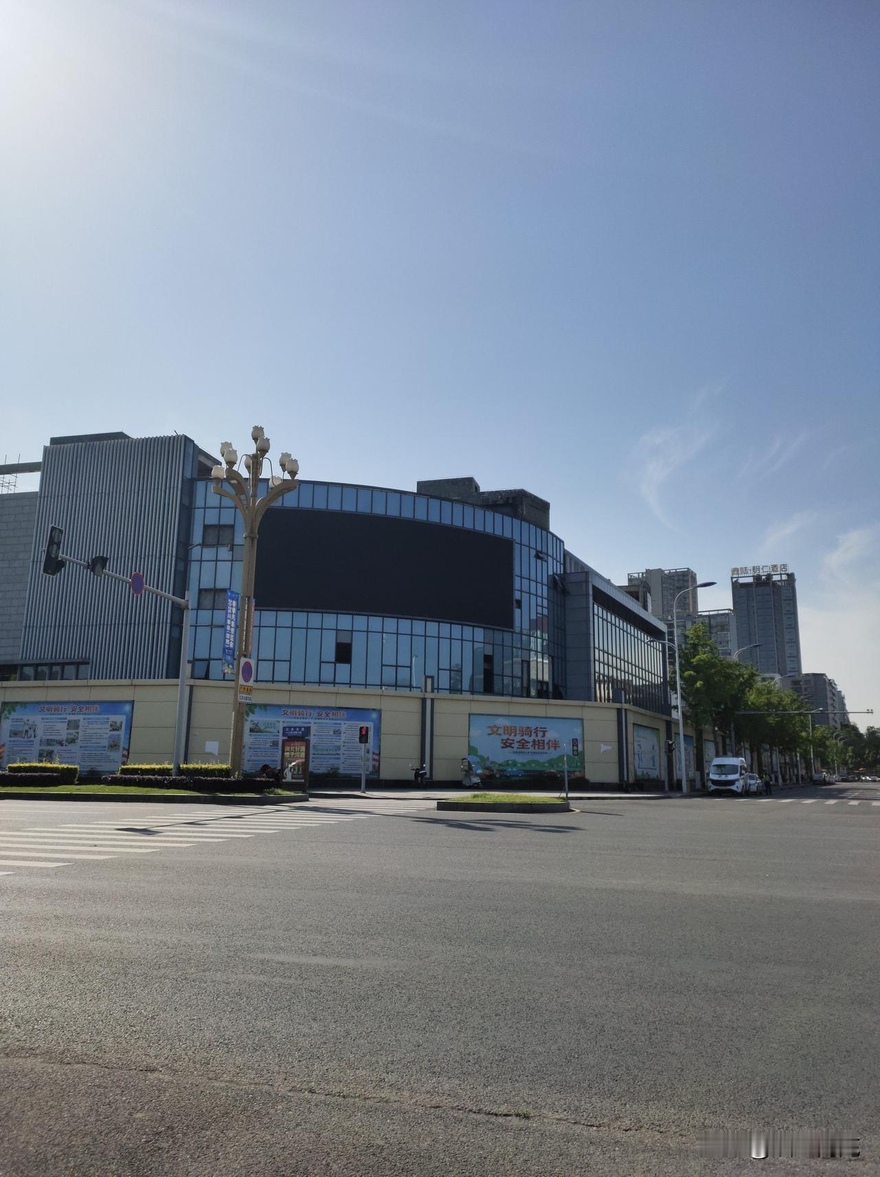 佳纷广场迎来“重生”
近日，小编在社交平台看到
停摆多年的南充高坪佳纷广场有施工