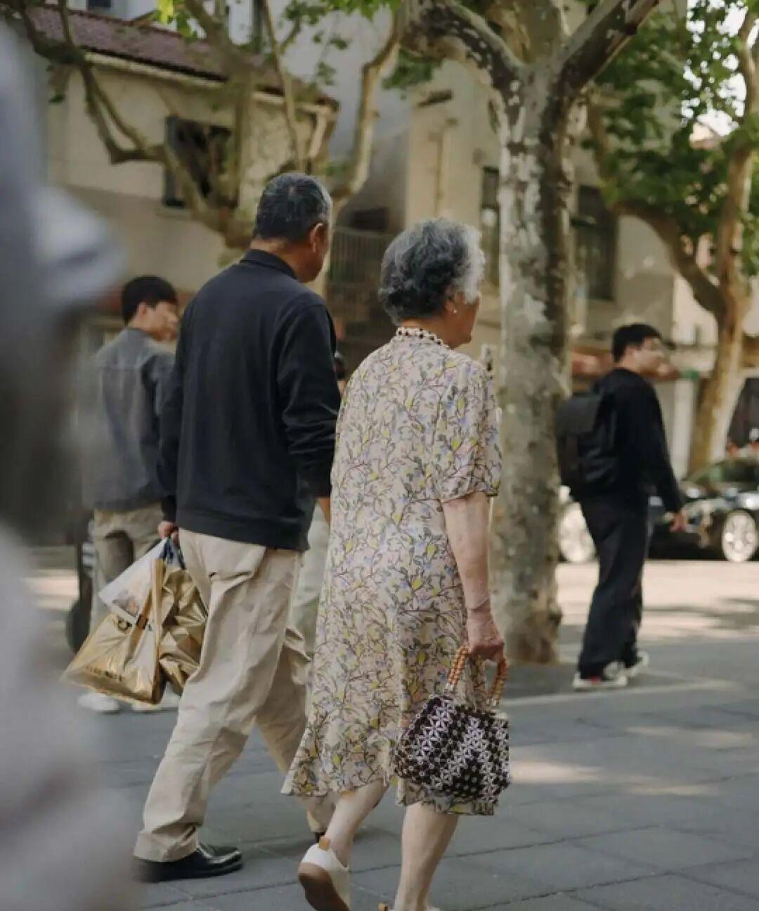 被上海奶奶惊艳到！出门不背“双肩包”、不穿运动鞋，美得优雅 ​​​