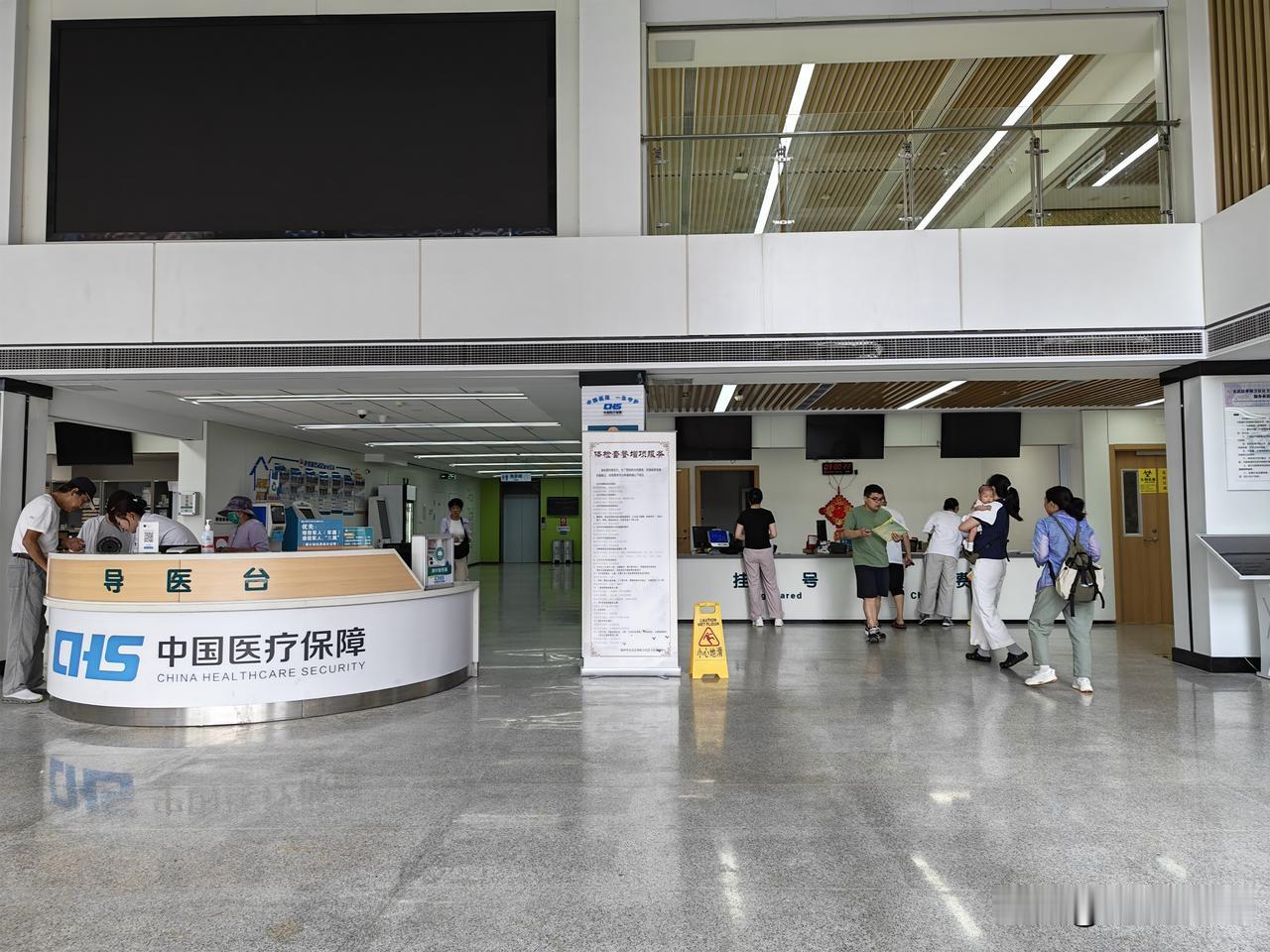今天到家门口的社区医院开药，顺便花了188大洋洗了个牙，洗出来好多牙结石，瞬间口