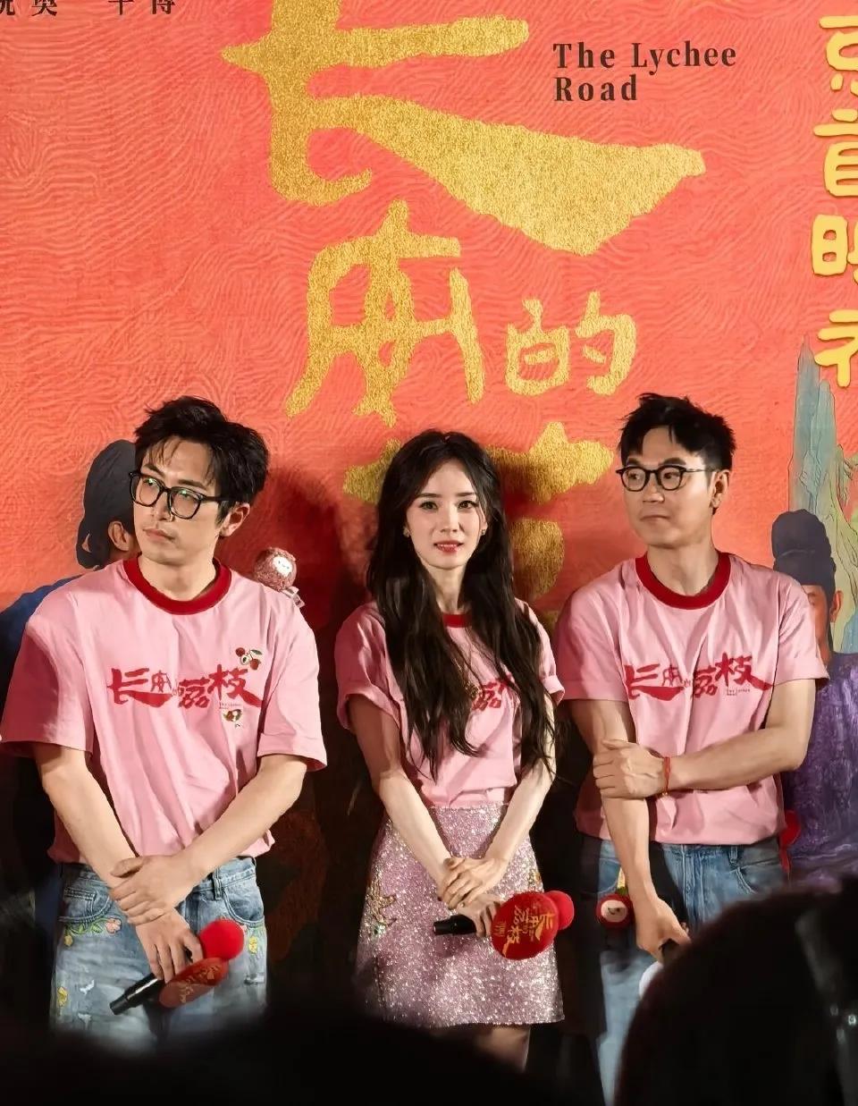 39岁杨幂变身“荔枝仙女”，被拽回C位时害羞如小狐狸  
39岁的女明星？明明是