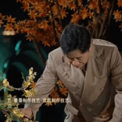 于和伟一首团圆听哭了 中秋晚会被于和伟的《团圆》狠狠共情。低沉醇厚的嗓音，搭配自