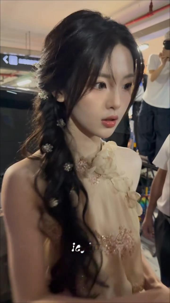 我去！完全女神降临杨超越温婉花朵侧编发杨超越香槟色女神降临
