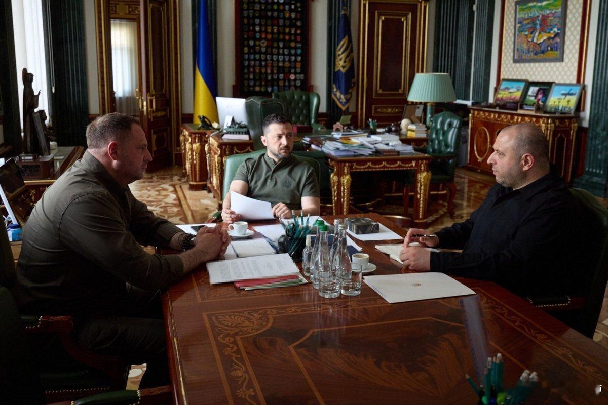 乌克兰这次真是服软了，之前拒绝美国调停，想要让欧盟当大冤种给自己提供军援，继续支