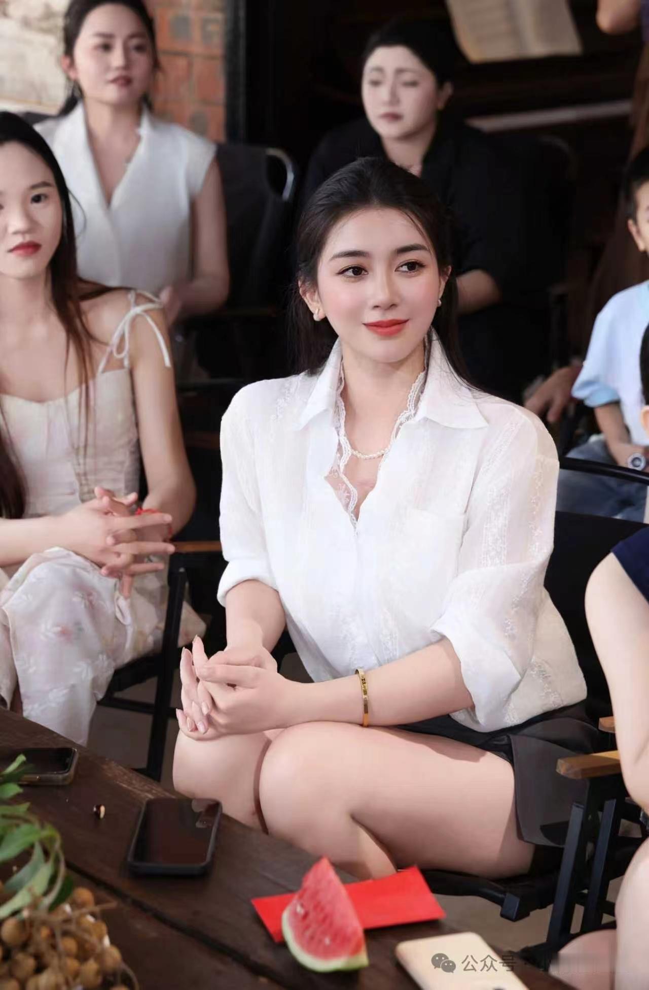 遇到这样的女人，谁能不迷糊，气质颜值也太好了。。。