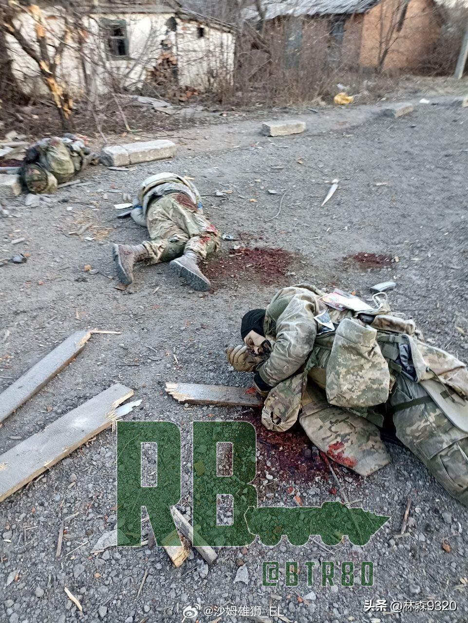 阿瓦迪夫卡街头俄军士兵经过一些乌军士兵的尸体，乌克兰第3“亚速”突击旅的副旅长表