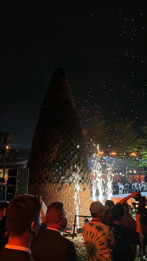 感受梧林的多彩之夜 梧林的夜不是黑的是彩的，古村亮起来那一刻，像画活了。 