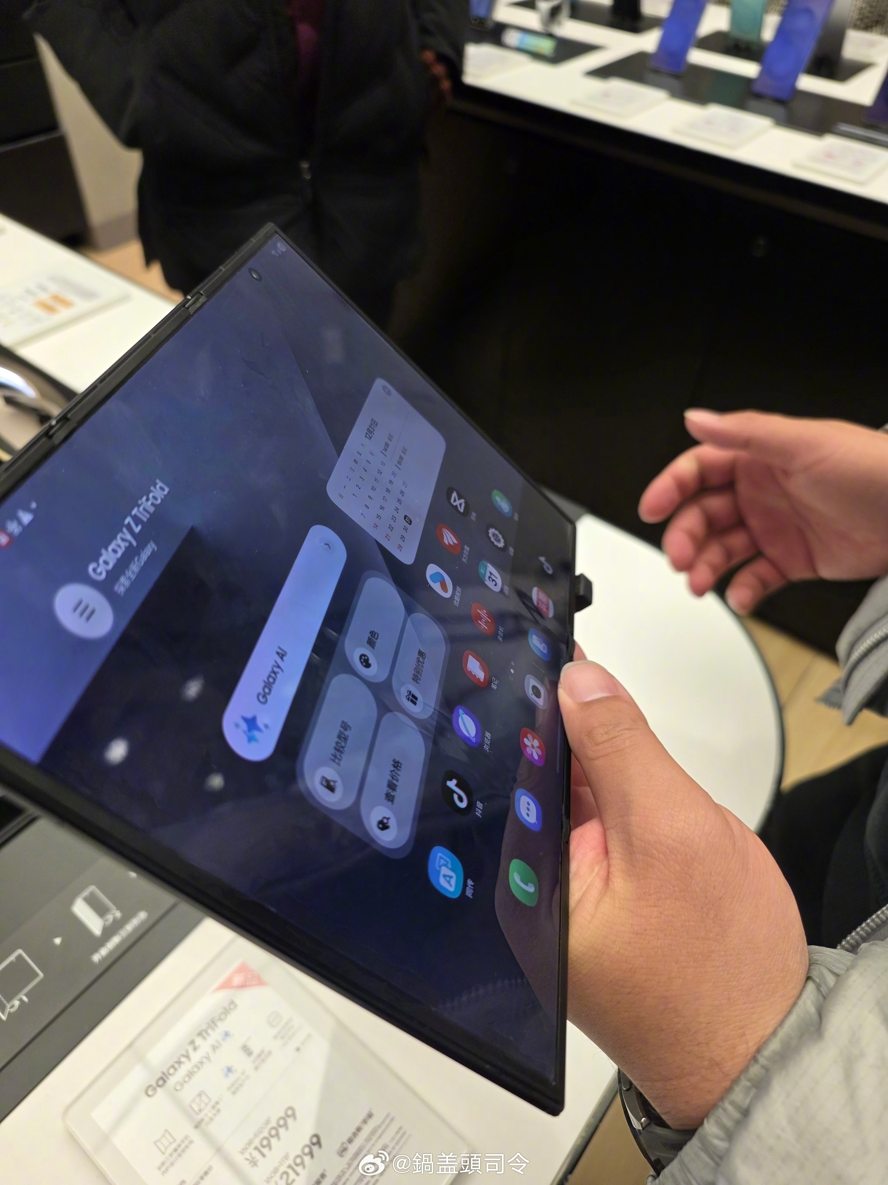 昨天路过三星店，去看了看三折叠。展开是真的挺薄的，而且也比较平整，但是合起来是真