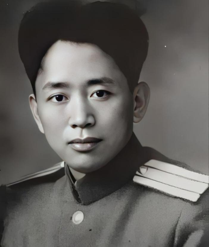 1935年，刘亚楼的警卫员不小心落入敌人手中，被敌人吊在树上打，一老汉看见后，黑