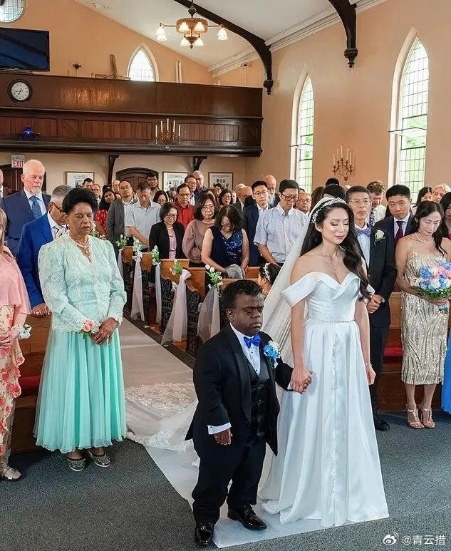 163厘米亚裔女子与122厘米黑人男友结婚，刚看到还以为是AI，结果是真的，不知
