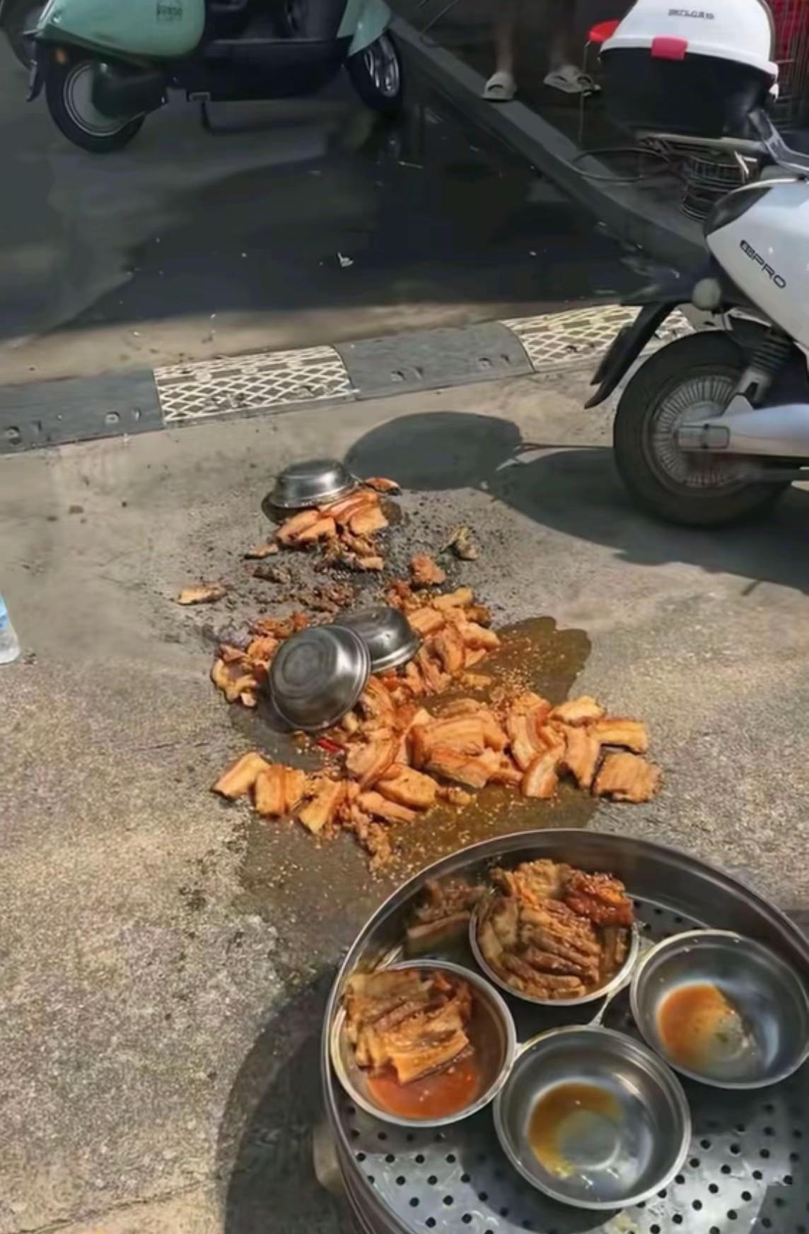 怎么办？

广西的朋友给我出个主意。

今天，朋友的儿子大婚，叫我过去帮厨，上菜