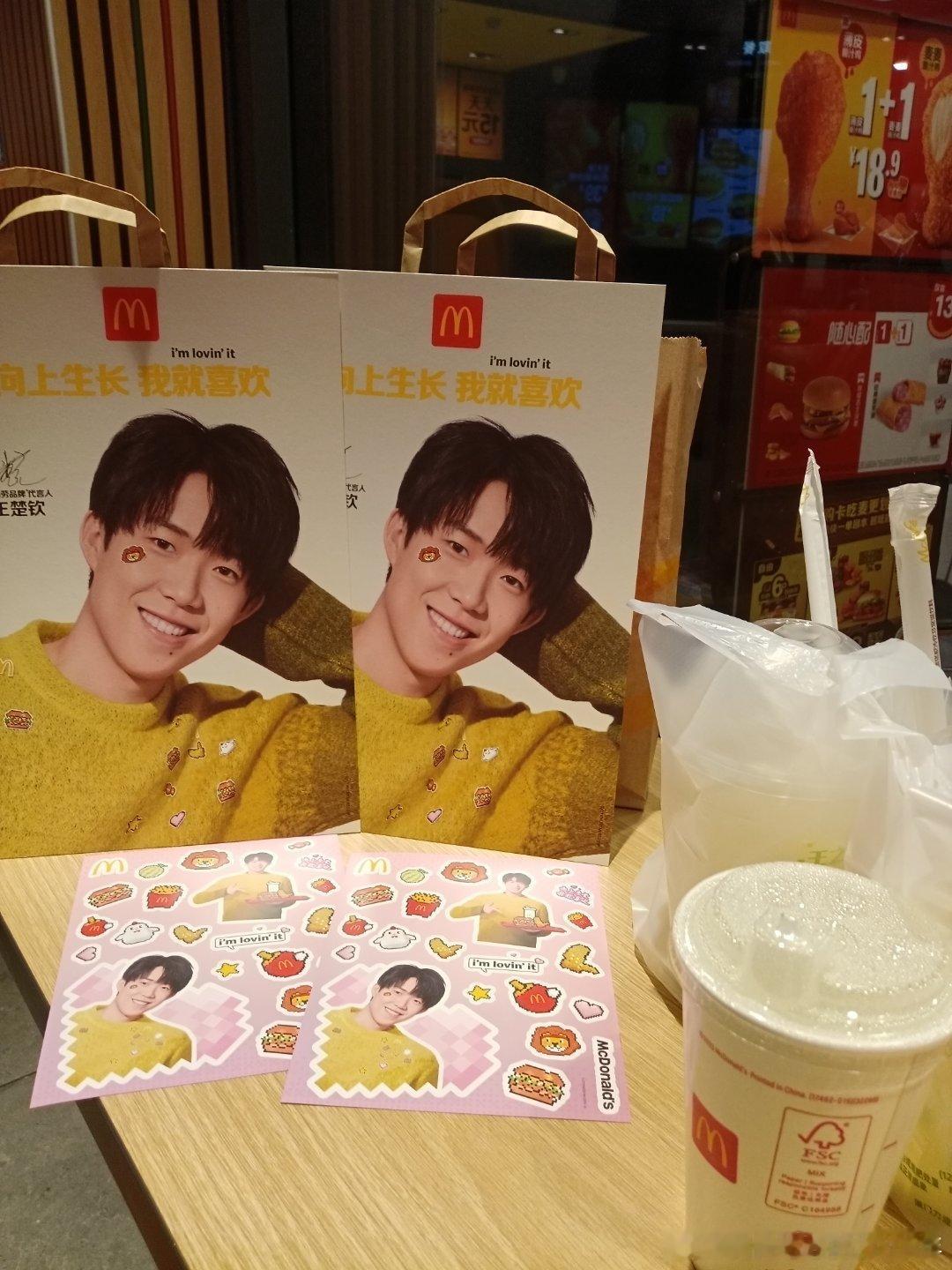 终于领到了，宝宝海报很漂亮，质纸质很好！ ​​​
