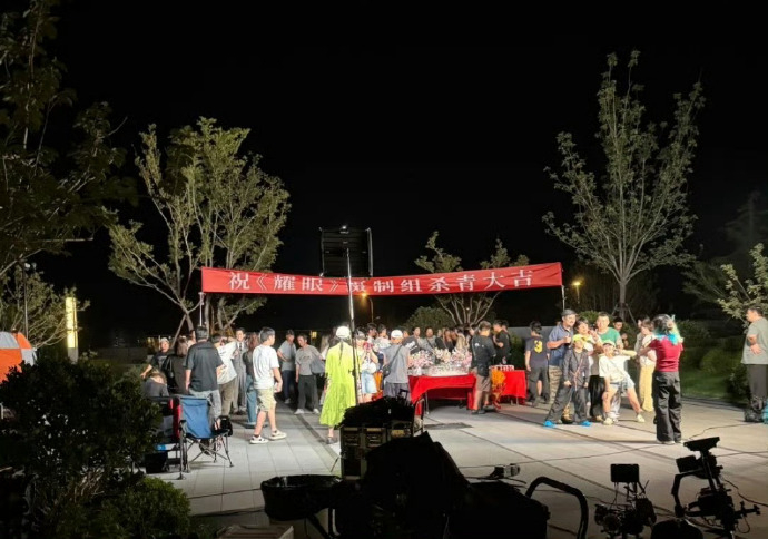 耀眼已杀青关晓彤李昀锐耀眼杀青图  关晓彤李昀锐耀眼杀青图，恭喜耀眼已杀青，杀青
