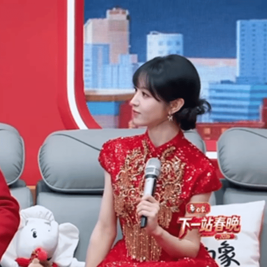 田曦薇双丸子头福娃造型 谁懂啊！田曦薇新年这个双丸子造型也太可爱了吧！两个小揪揪