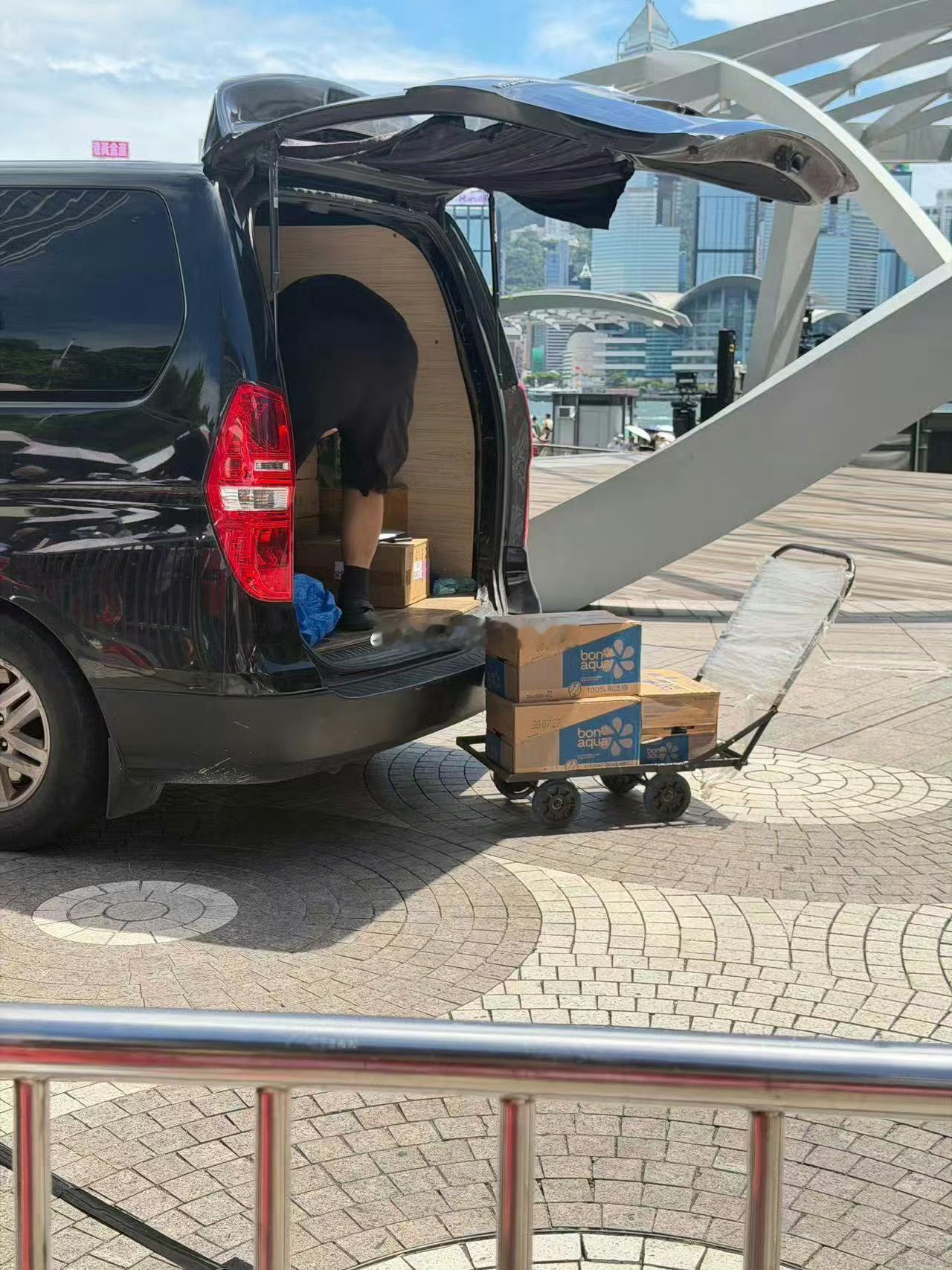 看了感觉真可怜，不知道e在港偷偷拍戏那么久有没有给粉丝买过应援，事实是肖战快把周