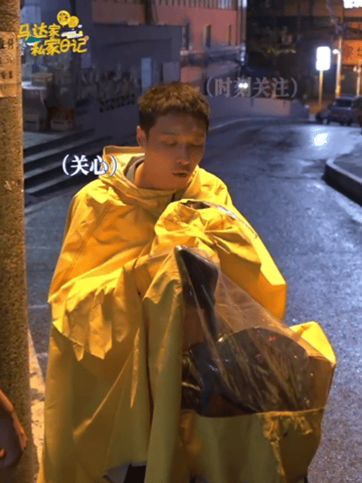 张艺兴一个亲亲的事儿张艺兴把小学生作文照进现实 小马你演得太真实了！雨中接女儿放