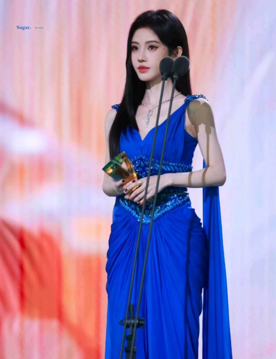 回顾鞠婧祎的这套蓝色战袍依旧经典 