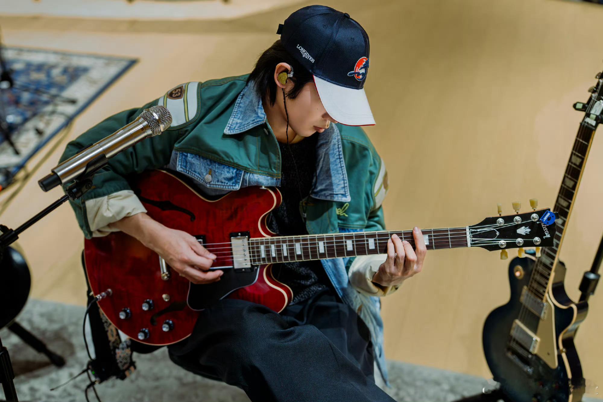 于适练习室依旧daddy于适适诗演唱会正在紧锣密鼓的排练中，工作室放出来几张侧颜