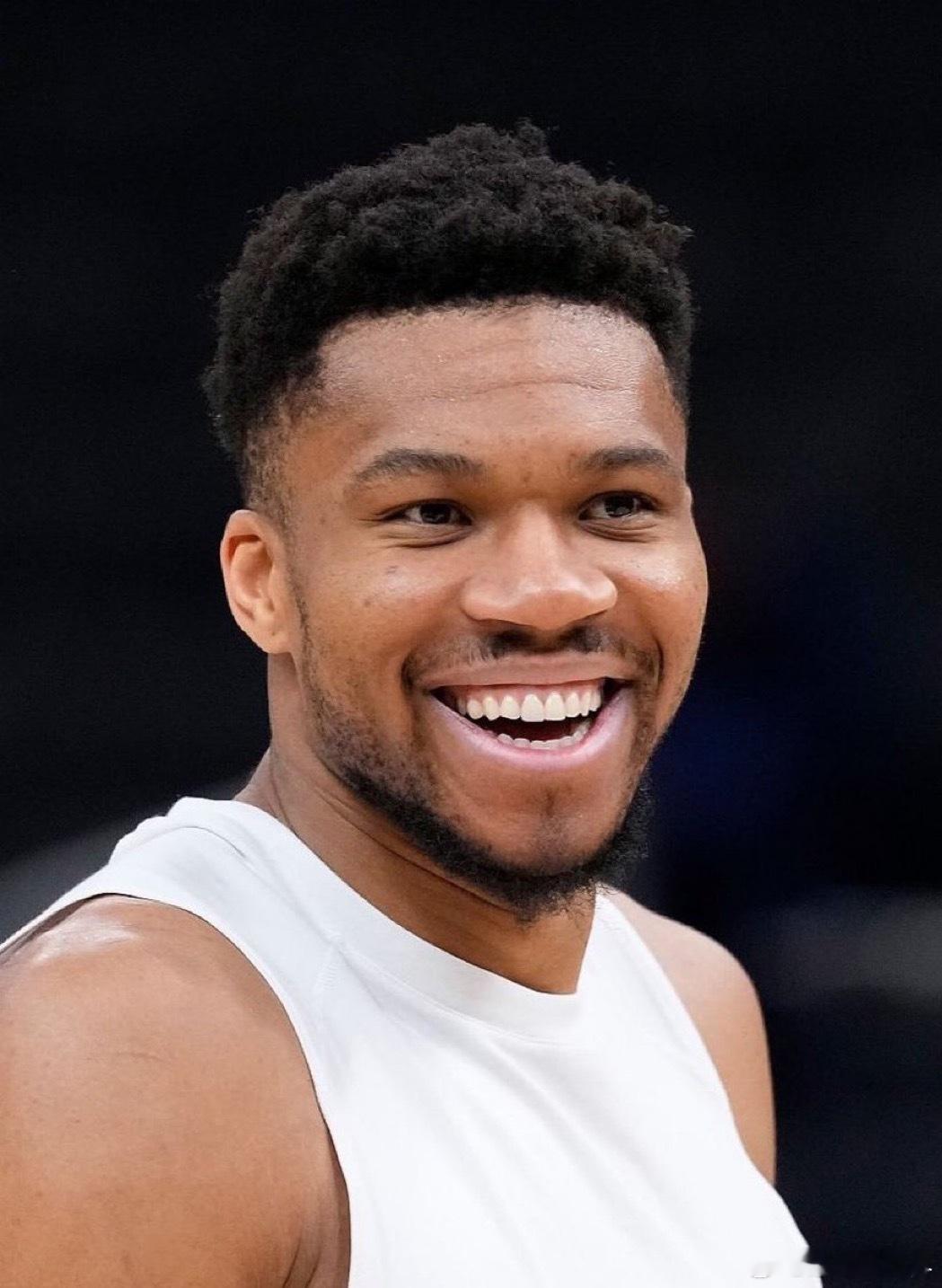 扬尼斯·阿德托昆博说他希望能立刻平息交易传闻“今年，每天我刷媒体、打开电视，第一