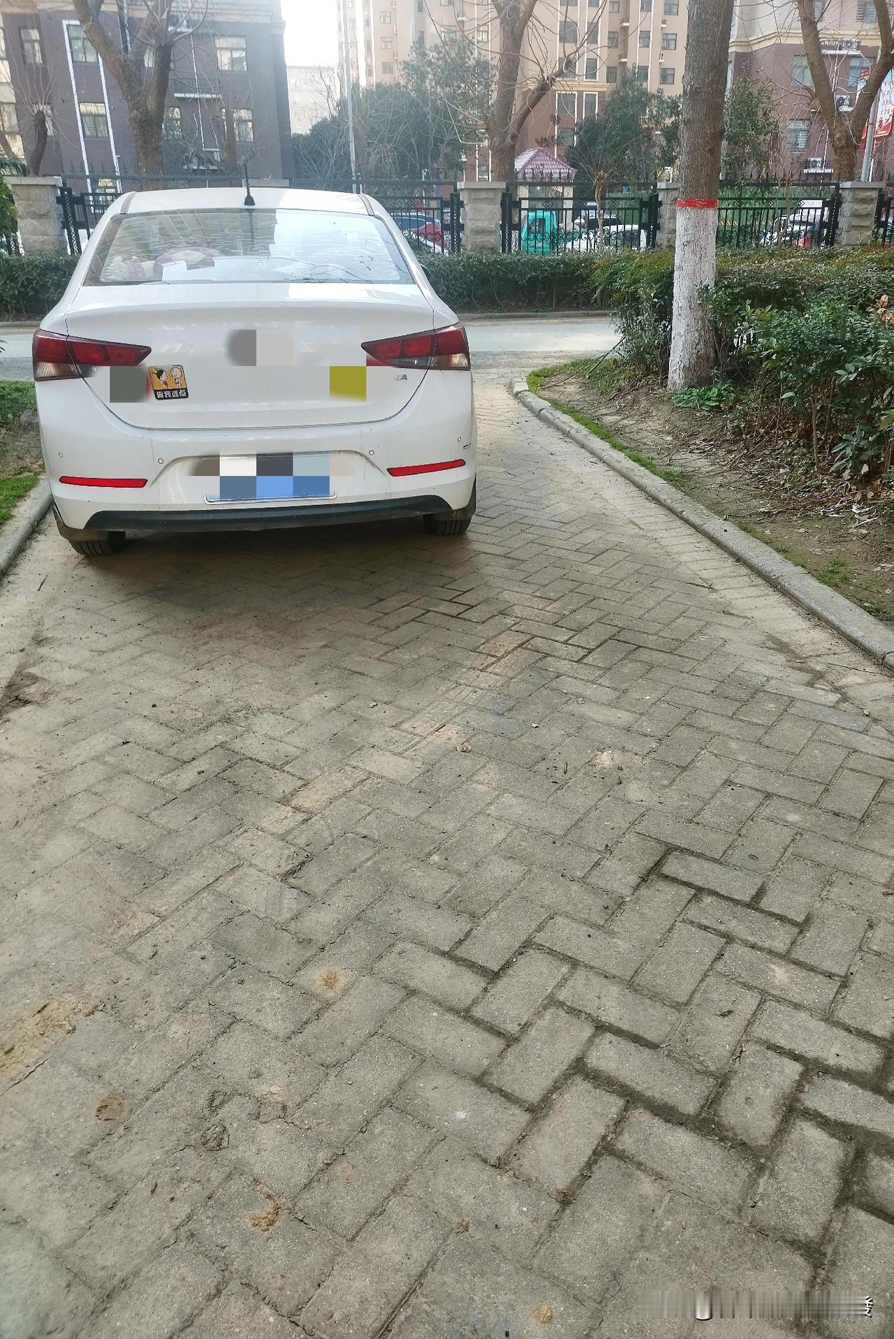 一大早还不到7点，有人给老婆打电话，接听以后才知道，挡着别人车了，让挪车哩。我急