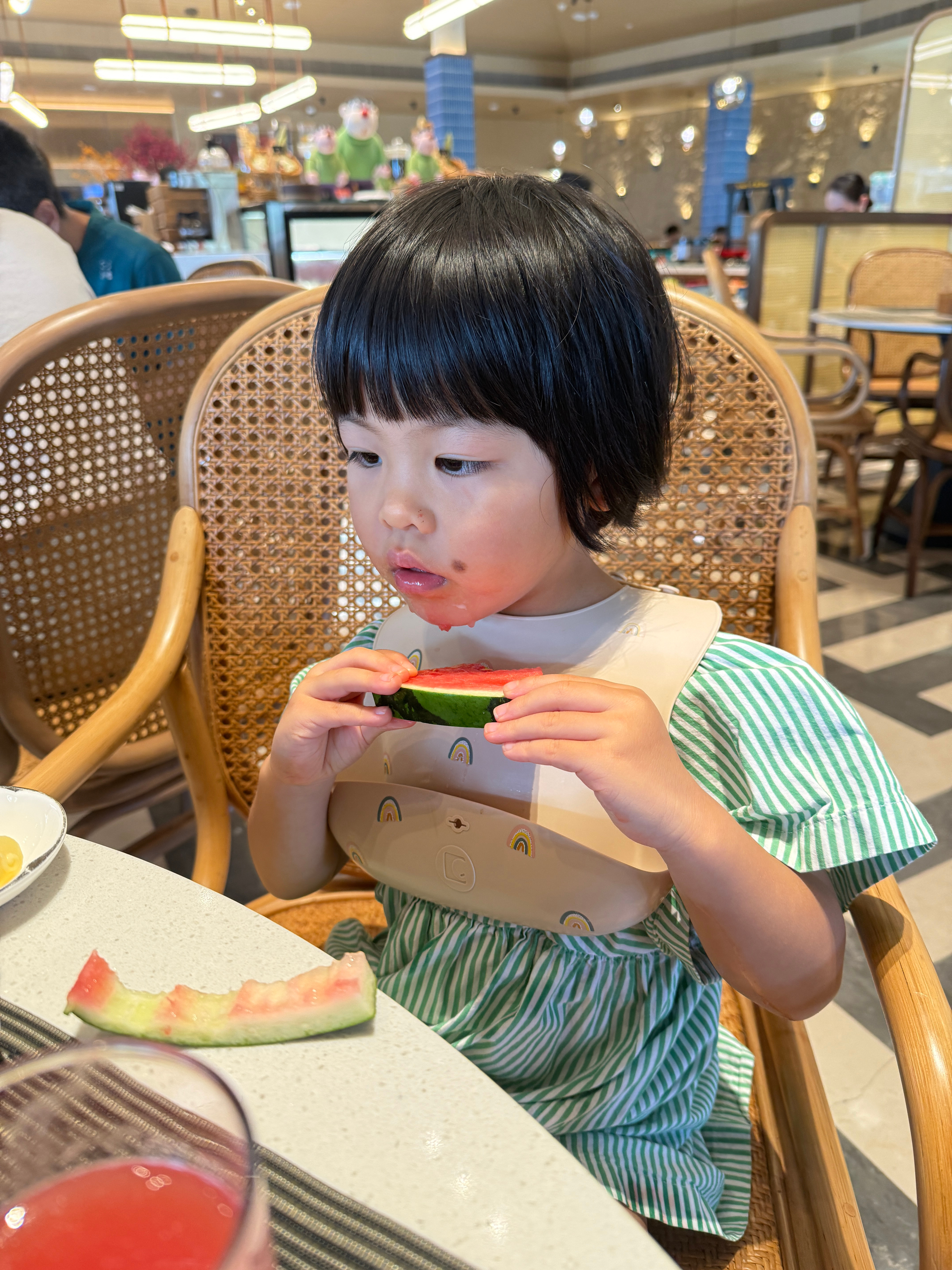 旅蛙七点多起床带她吃一轮我九点多起床带她再吃一轮这就是三岁小孩的胃口和精力 