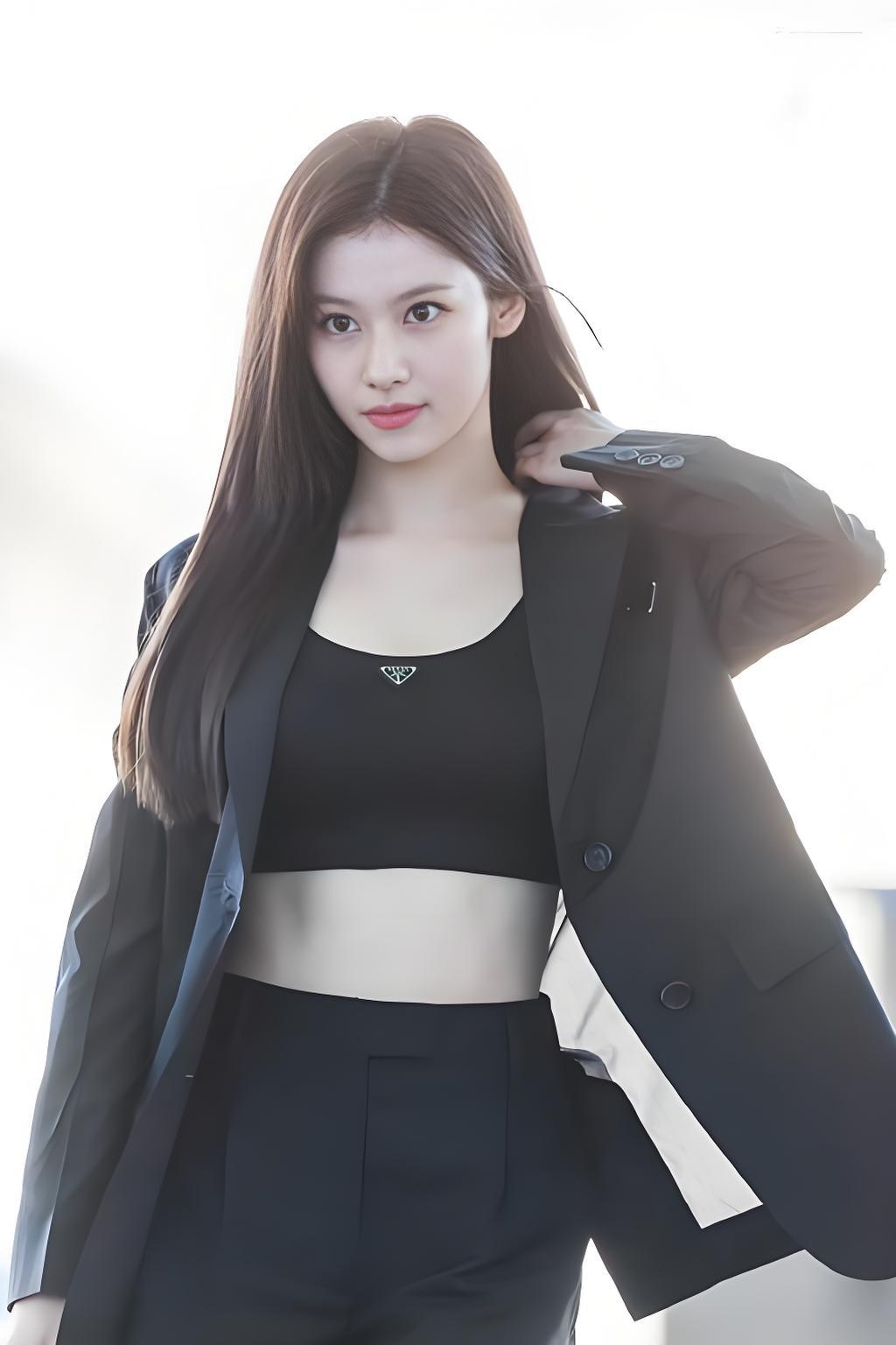 黑色西装搭配露脐上衣，自信满满！