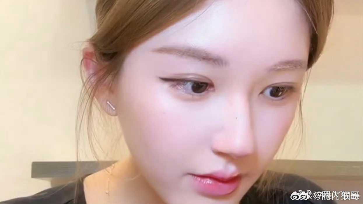 赵露思今晚直播这几张直怼脸的图好漂亮啊，镜头离那么近表情夸张也完全不崩，反而很精