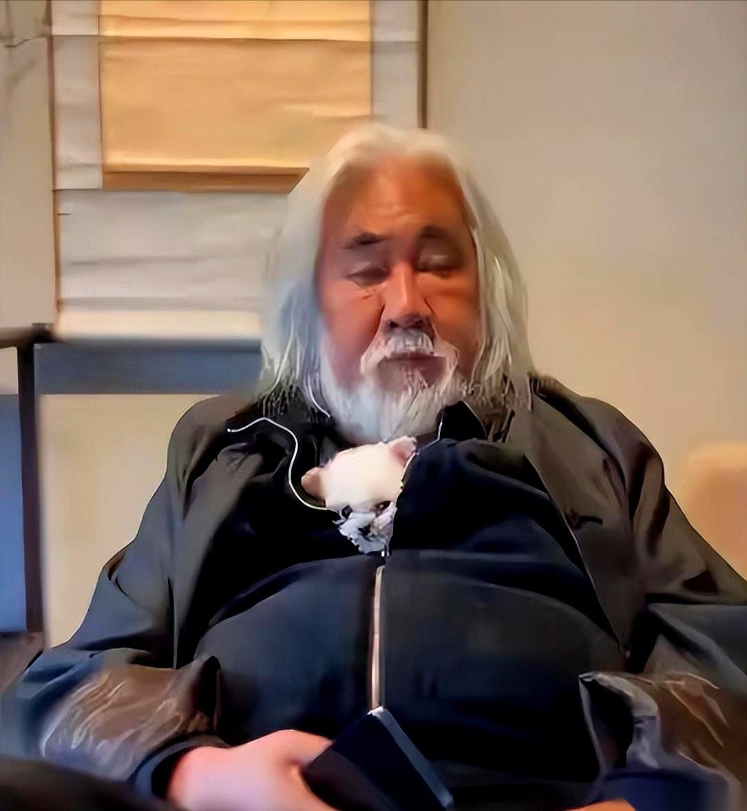 真的，我看到那条新闻的时候，就觉得后背一凉。
杜星霖在直播间里，云淡风轻地对着几