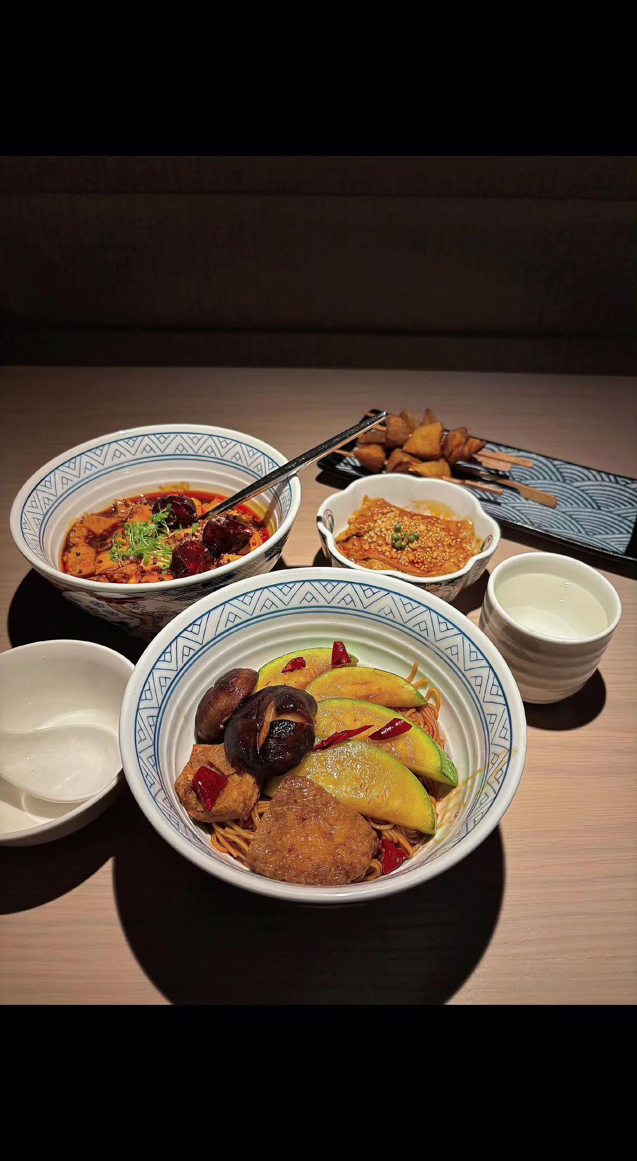 🌶️红油在瓷碗里跳舞，辣香勾着魂儿～
蒸蛋嫩滑，炸物酥脆，生活本味藏碗底✨
一