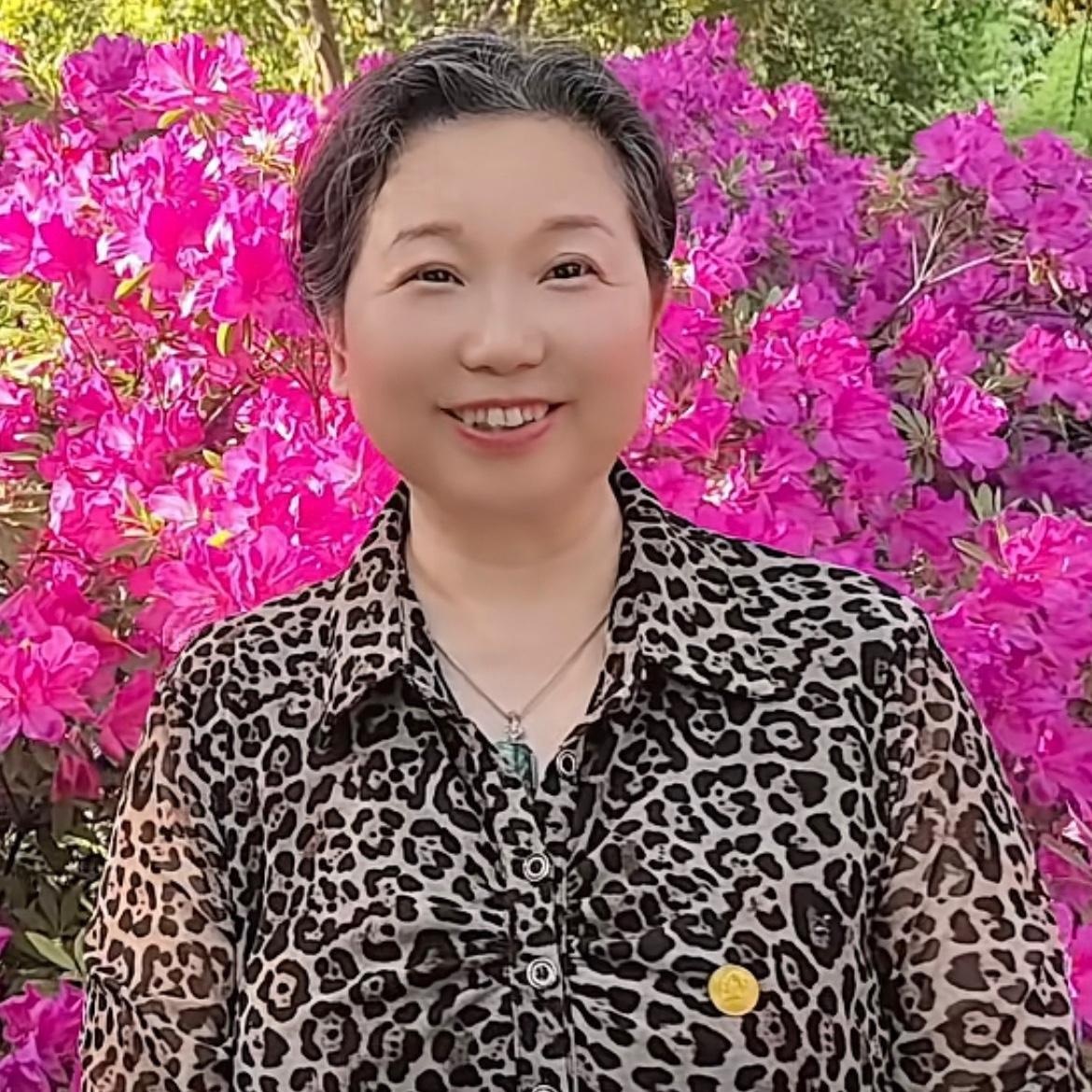 老杜自称高中学历，是真的吗？

老杜应该是高中学历，就冲她的谈吐和文字编辑，还有