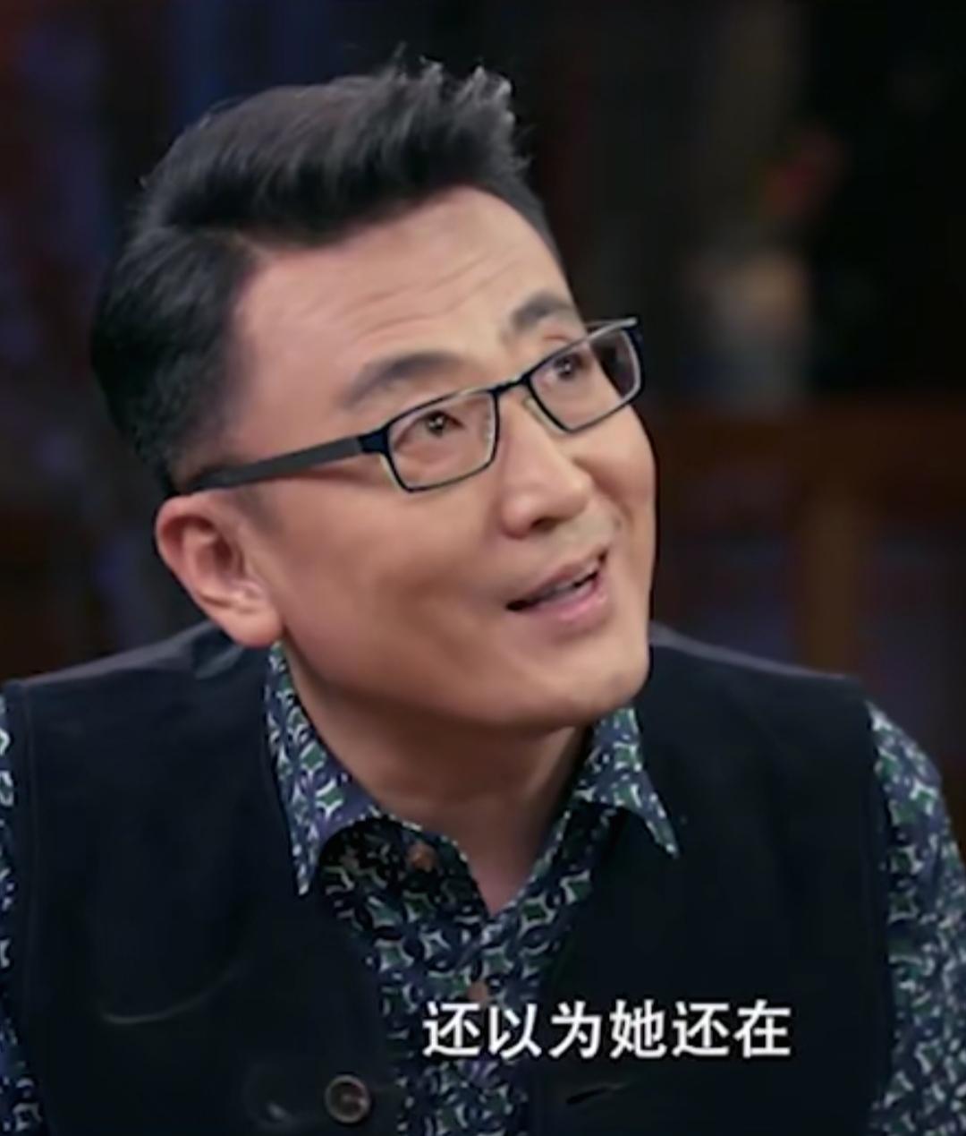 窦文涛说，
最让人心酸的是，
刚失恋那会儿，
第二天早上一睁眼，
还以为没失恋，