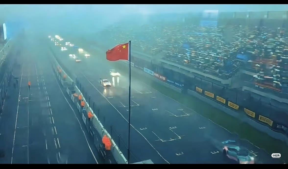 如电影般的画面，瓢泼大雨下的珠海赛道，车灯连成一片细碎星火；看台上万千观众静静伫