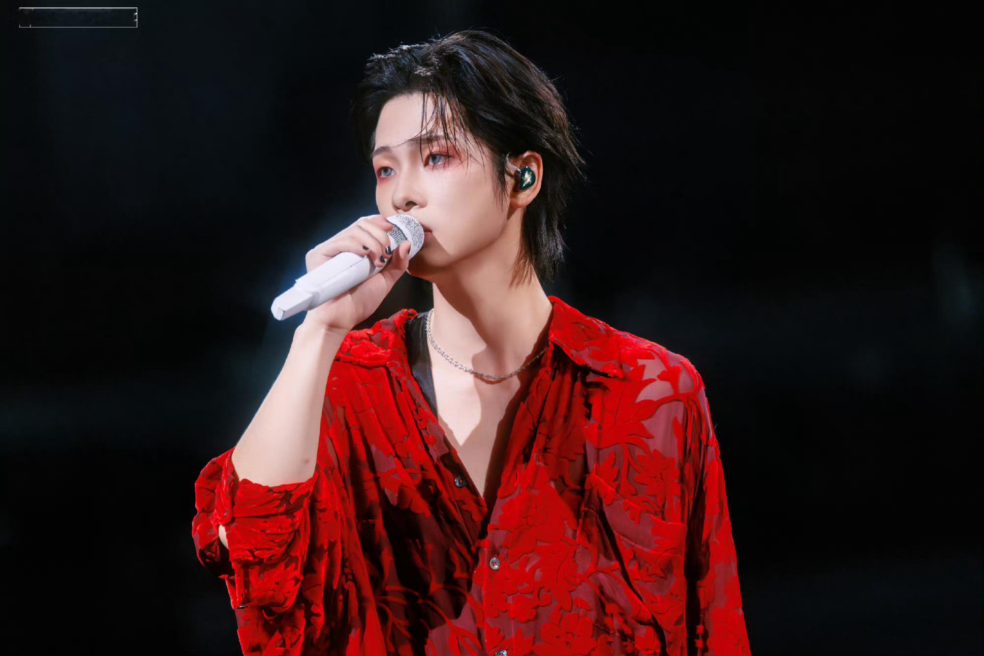 周震南舞台是你的大床房吗周震南双人床热舞 妆高妖娆！！ 