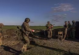 西方对乌援助不断升级，重型坦克、远程导弹轮番上场，很多人以为是鼎力支持，真相是：