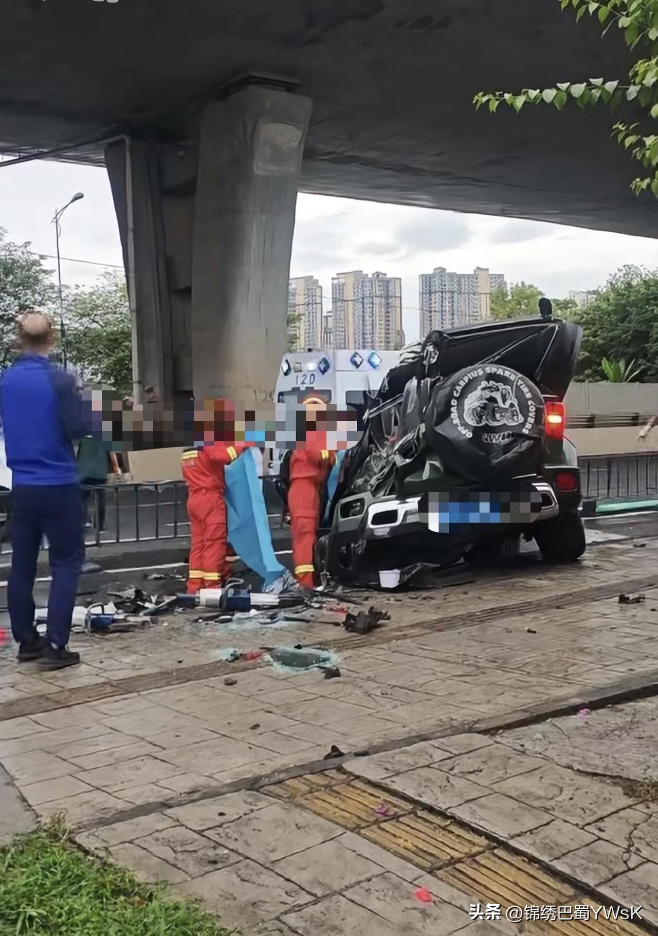 四川成都一越野车从金丰高架坠落，热心市民合力扶正车辆；警方回应：事故属实，正在调