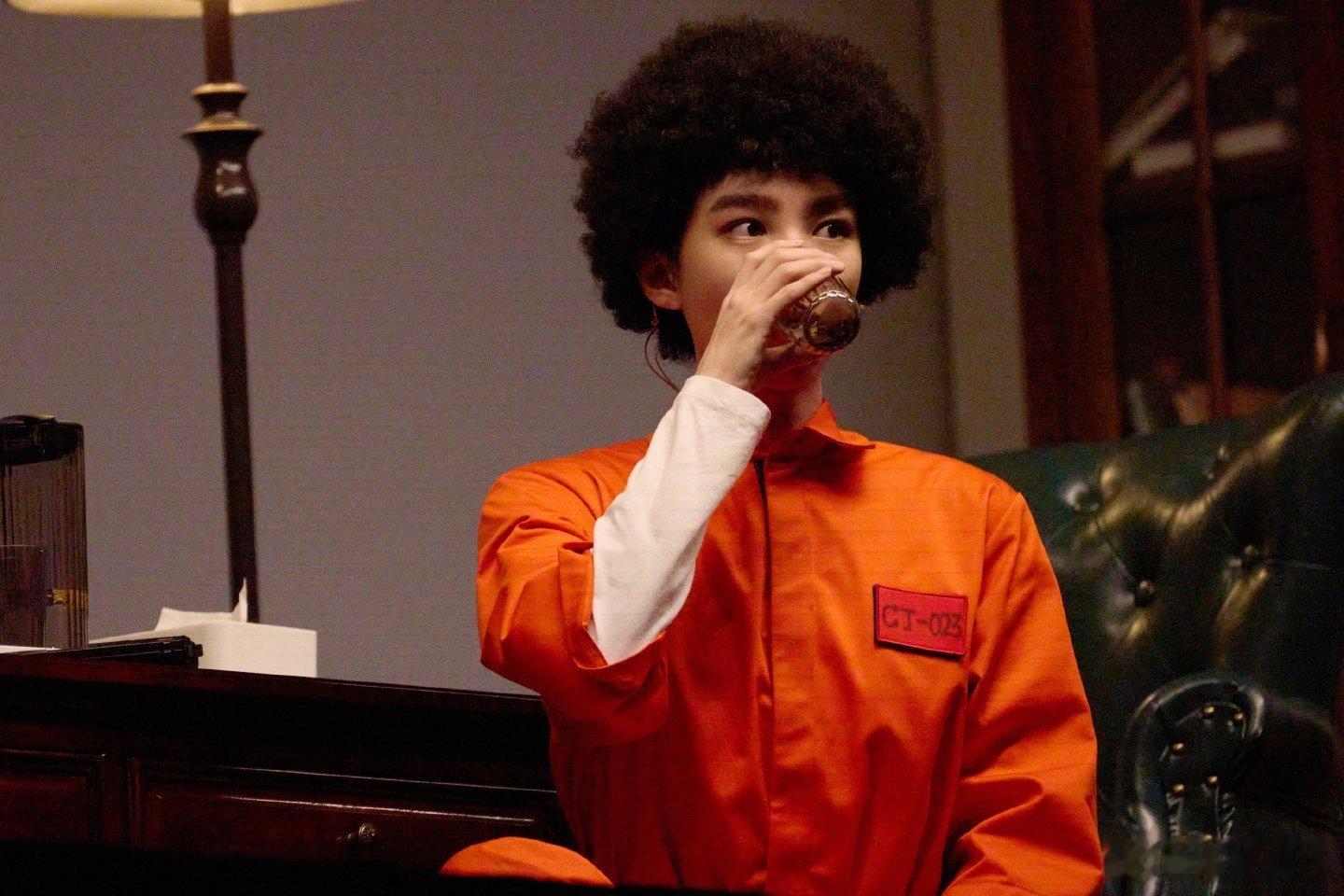 王俊凯话剧趁世界还年青王俊凯话剧舞台照 当角色的轮廓不断显现，世界正年青。话剧《