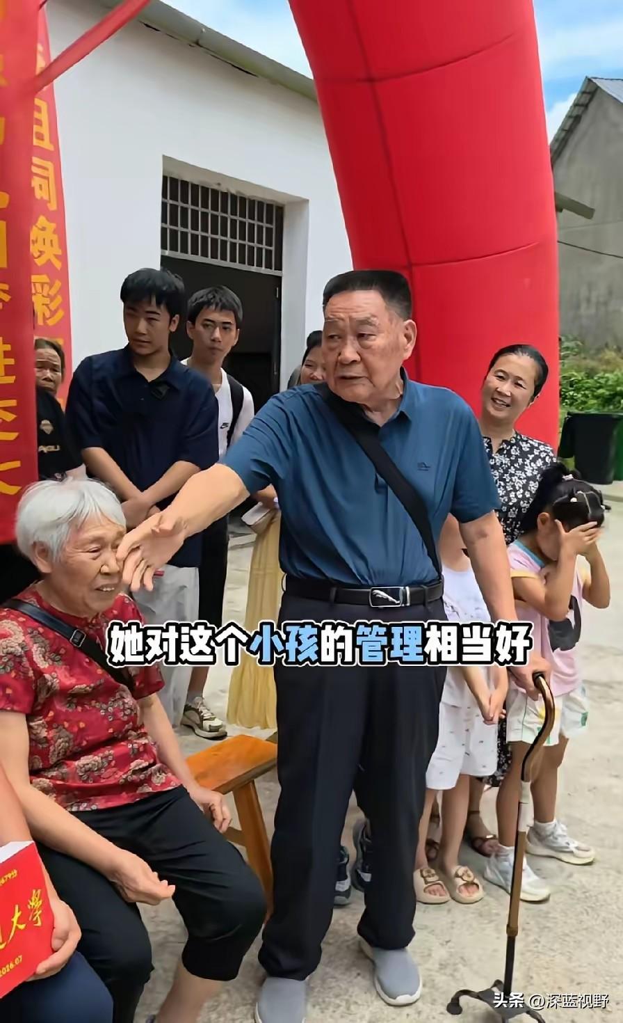 湖南，一位83岁老人，在孙子考上上海交大的升学宴上，竟然不按常理出牌，一开口没有