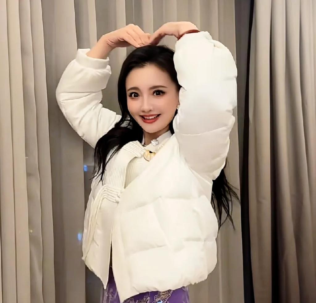 还是保守了。
孙茜抖出这五个字，比台上所有包袱加起来都狠。
五十三度的矿泉水瓶子