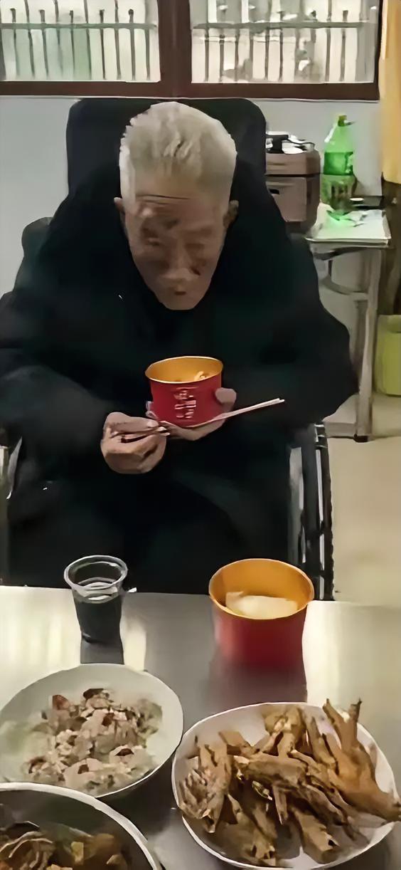 这才是人生最顶级的福报，看完瞬间破防了
 
真的被一位94岁爷爷的离世狠狠破防。