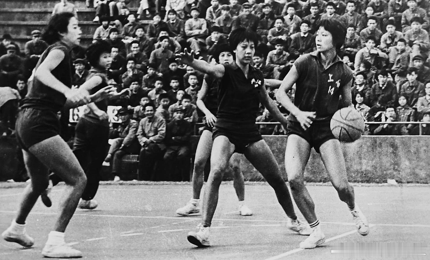 篮球捡史 1973年11月5日—20日，全国篮球联赛第二阶段分别在杭州、南昌、合