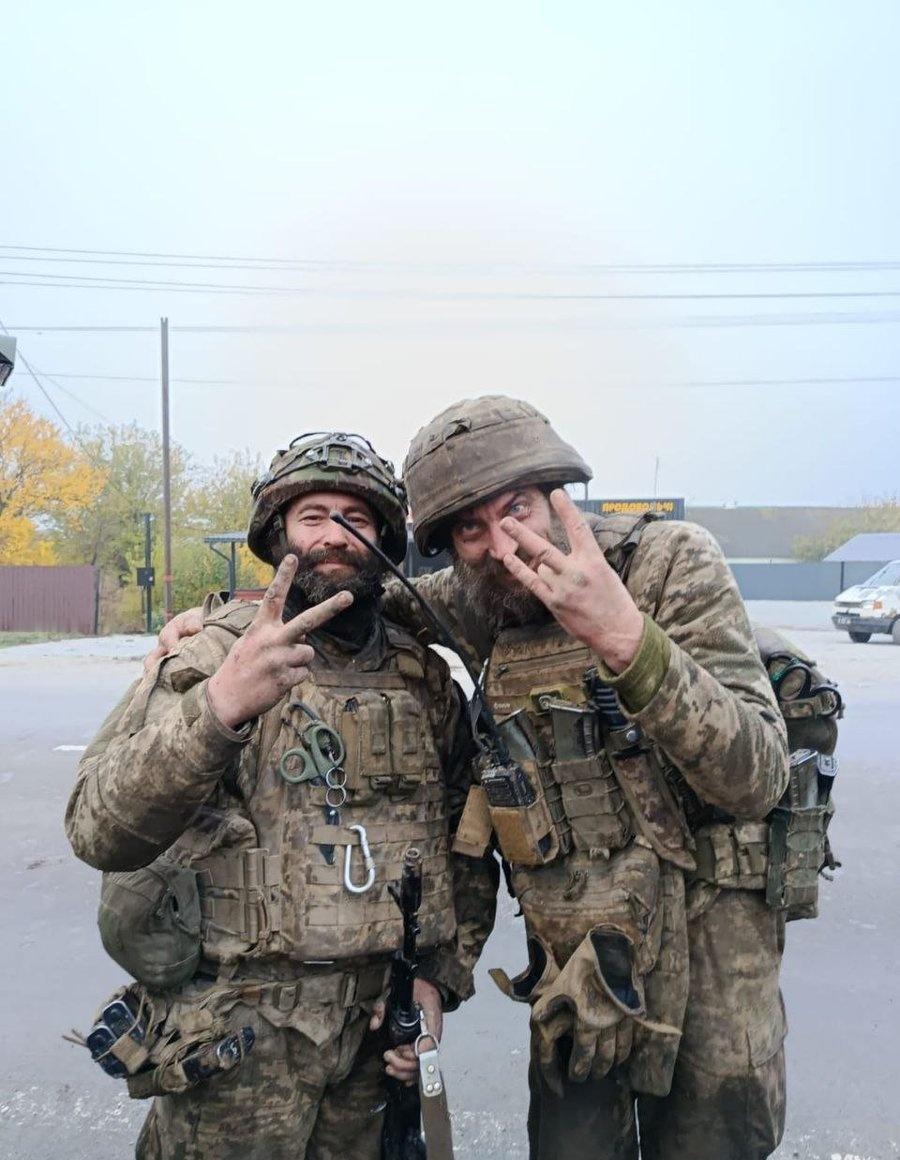 英雄。两名乌克兰国土防卫军战士换岗了，他们在扎波罗热方向的阵地坚守了 165 天
