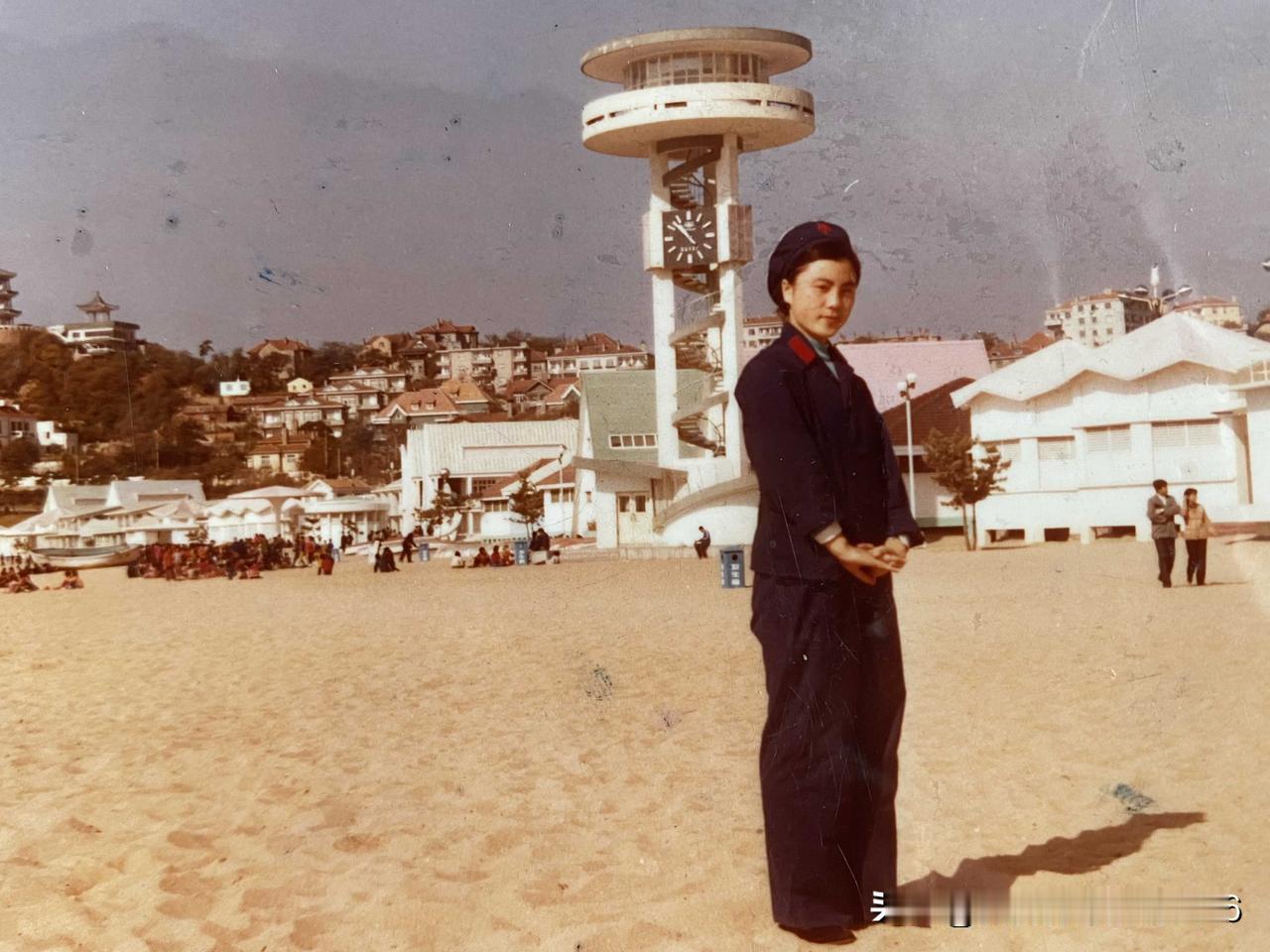 这是我人生中第一张彩色照片，1984年10月在青岛海滨汇泉角拍摄的。 

在13